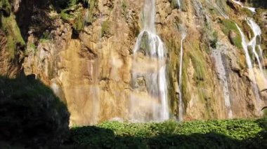 Hırvatistan 'ın Plitvice Gölleri Ulusal Parkı' nda turkuaz suyla şelalenin görkemli manzarası. Avrupa. Hırvatistan 'ın en eski ve en büyük ulusal parklarından biri. UNESCO Dünya Mirası