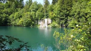 Hırvatistan 'ın Plitvice Gölleri Ulusal Parkı' nda turkuaz suyla şelalenin görkemli manzarası. Avrupa. Hırvatistan 'ın en eski ve en büyük ulusal parklarından biri. UNESCO Dünya Mirası