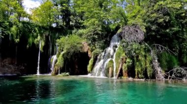 Hırvatistan 'ın Plitvice Gölleri Ulusal Parkı' nda turkuaz suyla şelalenin görkemli manzarası. Avrupa. Hırvatistan 'ın en eski ve en büyük ulusal parklarından biri. UNESCO Dünya Mirası