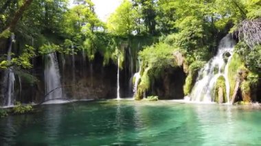 Hırvatistan 'ın Plitvice Gölleri Ulusal Parkı' nda turkuaz suyla şelalenin görkemli manzarası. Avrupa. Hırvatistan 'ın en eski ve en büyük ulusal parklarından biri. UNESCO Dünya Mirası