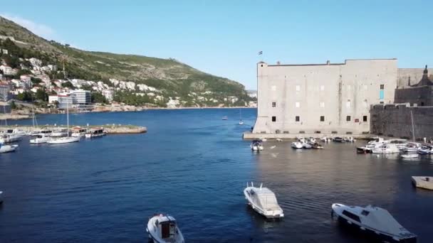 Cidade Velha Dubrovnik Com Seu Porto Velho Cheio Barcos Porporela — Vídeo de Stock