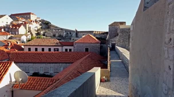 Passeggiata Sulle Antiche Mura Difensive Della Città Dubrovnik Croazia Sulla — Video Stock