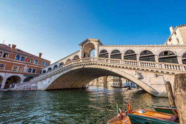 İtalya, Venedik 'te Rialto Köprüsü ve Büyük Kanal. Venedik 'in mimarisi ve simgeleri. Venedik gondollu Venedik kartpostalı