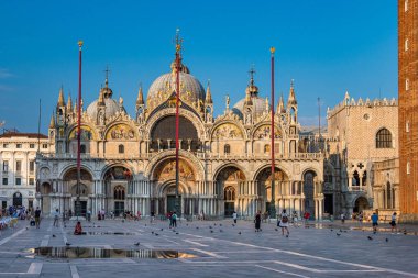 St. Mark Meydanı, San Marco Venedik 'in turistik kalbidir. St. Mark Bazilikası, Campanile Katedrali ve Doge Sarayı' nın ikonik manzarası vardır.