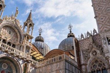 St. Mark Meydanı, San Marco Venedik 'in turistik kalbidir. St. Mark Bazilikası, Campanile Katedrali ve Doge Sarayı' nın ikonik manzarası vardır.