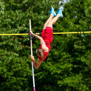 Regensburg, Almanya - 20 Temmuz 2019: Bavyera Atletizm Şampiyonası sırıkla atlama yarışı