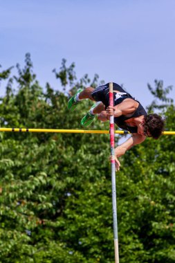 Regensburg, Almanya - 20 Temmuz 2019: Bavyera Atletizm Şampiyonası sırıkla atlama yarışı