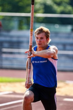 Regensburg, Almanya - 20 Temmuz 2019: Bavyera Atletizm Şampiyonası sırıkla atlama yarışı