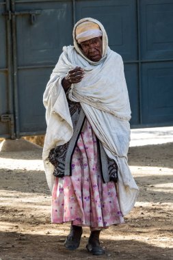 Aksum, Etiyopya - Şubat 09, 2020: Aksum Kuzey Stela Parkı 'ndaki Kilisede Ortodoks dilenci, Axum, Etiyopya' daki ünlü dikilitaş, UNESCO Dünya Mirası sahası.