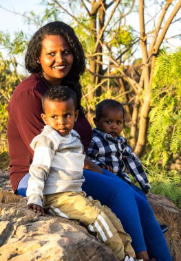 Gondar, Etiyopya - Şubat 09, 2020: Etiyopya, Afrika 'da Gondar yollarında Etiyopya ailesi