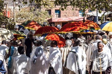 Lalibela, Etiyopya - 13 Şubat 2020: Bet Maryam Kilisesi 'nde Etiyopya halkı, Lalibela, Etiyopya Afrika' da St. Mary Kilisesi