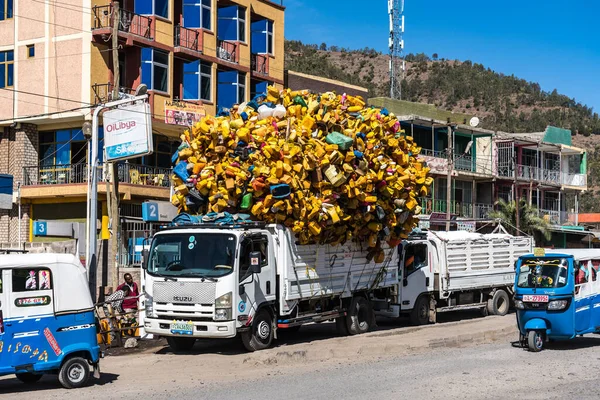 Lalibela Etiopia Febbraio 2020 Camion Con Bottiglie Plastica Tra Gheralta — Foto Stock