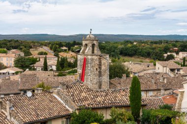 Grignan, Fransa - 21 Eylül 2020: Grignan Chateau, Fransa Departmanı Drome 12. yüzyıla dayanan ve Rönesans döneminde muhteşem bir konuta dönüştürülmüş güçlendirilmiş bir kale..