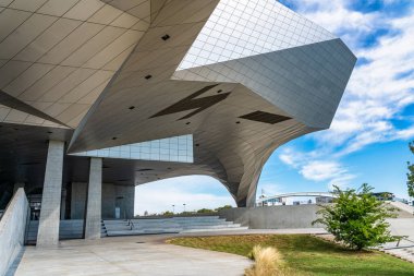 Lyon, Fransa - Sep 27, 2020: Musee des Confluences, Rhone ve Saone nehirlerinin Lyon Fransa 'da birleştiği 20 Aralık 2014 tarihinde açılan bir bilim ve antropoloji müzesidir.