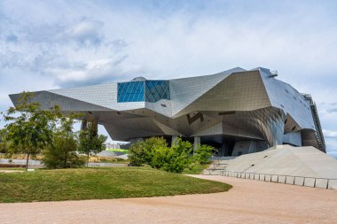 Lyon, Fransa - Sep 27, 2020: Musee des Confluences, Rhone ve Saone nehirlerinin Lyon Fransa 'da birleştiği 20 Aralık 2014 tarihinde açılan bir bilim ve antropoloji müzesidir.
