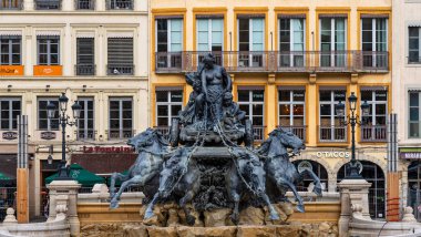 Lyon, Fransa - 28 Sep 2020: Bartholdi Fıskiyesi Frederic Auguste Bartholdi tarafından 1892 'de yontulmuştur ve Lyon Fransa' daki restorasyondan sonra Terreaux Meydanı 'nda dikilmiştir.