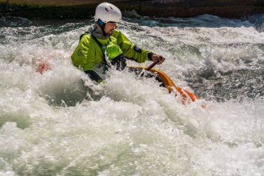 Augsburg, Almanya - 16 Haziran 2019 Whitewater kano sporu, aşırı kano sporu. Augsburg Almanya 'sında Eiskanal' da kano süren bir adam.