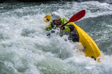 Augsburg, Almanya - 16 Haziran 2019 Whitewater kano sporu, aşırı kano sporu. Augsburg Almanya 'sında Eiskanal' da kano süren bir adam.