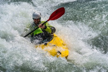 Augsburg, Almanya - 16 Haziran 2019 Whitewater kano sporu, aşırı kano sporu. Augsburg Almanya 'sında Eiskanal' da kano süren bir adam.