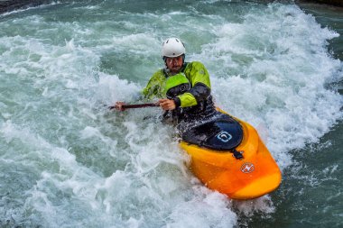 Augsburg, Almanya - 16 Haziran 2019 Whitewater kano sporu, aşırı kano sporu. Augsburg Almanya 'sında Eiskanal' da kano süren bir adam.