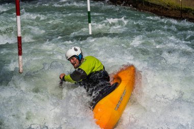 Augsburg, Almanya - 16 Haziran 2019 Whitewater kano sporu, aşırı kano sporu. Augsburg Almanya 'sında Eiskanal' da kano süren bir adam.