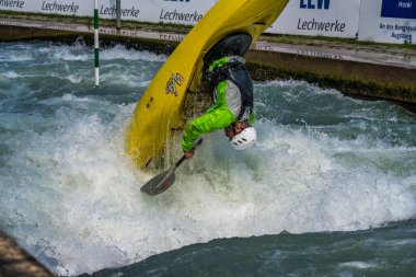 Augsburg, Almanya - 16 Haziran 2019 Whitewater kano sporu, aşırı kano sporu. Augsburg Almanya 'sında Eiskanal' da kano süren bir adam.