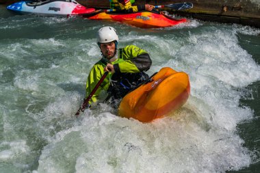 Augsburg, Almanya - 16 Haziran 2019 Whitewater kano sporu, aşırı kano sporu. Augsburg Almanya 'sında Eiskanal' da kano süren bir adam.