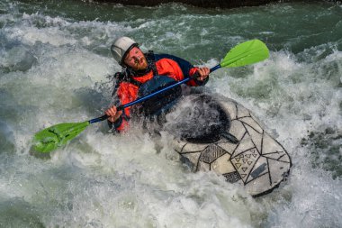 Augsburg, Almanya - 16 Haziran 2019 Whitewater kano sporu, aşırı kano sporu. Augsburg Almanya 'sında Eiskanal' da kano süren bir adam.