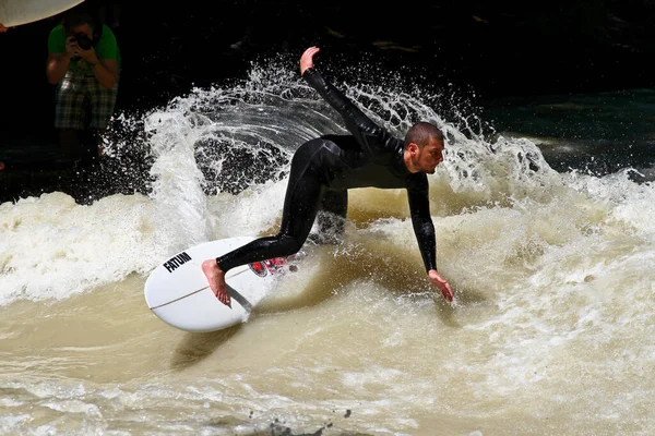 München Németország 2019 Július Szörfös Városi Folyóban München Híres Eisbach — Stock Fotó