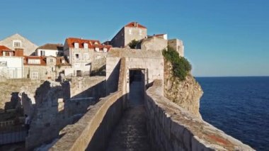 Hırvatistan 'ın Dubrovnik kentinde, Adriyatik Denizi' nin Dalmaçya kıyısındaki antik ve savunmacı şehir duvarında yürüyün.