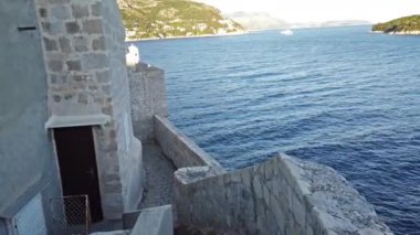 Hırvatistan 'ın Dubrovnik kentinde, Adriyatik Denizi' nin Dalmaçya kıyısındaki antik ve savunmacı şehir duvarında yürüyün.