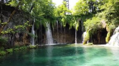 Hırvatistan 'ın Plitvice Gölleri Ulusal Parkı' nda turkuaz suyla şelalenin görkemli manzarası. Avrupa. Hırvatistan 'ın en eski ve en büyük ulusal parklarından biri. UNESCO Dünya Mirası