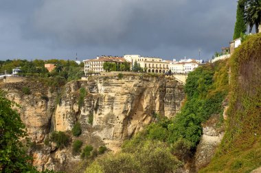 Ronda 'nın yüksek kayalıklara inşa edilmiş beyaz evleri, Malaga, Endülüs, İspanya.