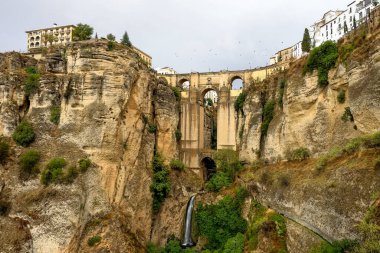 İspanya 'nın Ronda kentindeki Yeni Köprü' deki Puente Nuevo kenti ikiye bölen 120 metrelik derin uçurumu kapsıyor. Malaga ili, İspanya