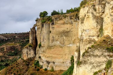 Ronda 'nın yüksek kayalıklara inşa edilmiş beyaz evleri, Malaga, Endülüs, İspanya.