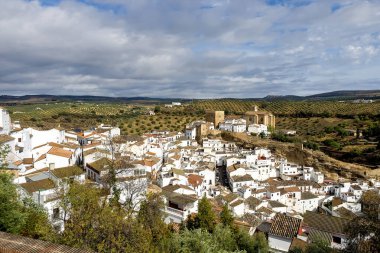 Setenil de las Bodegas, İspanya 'nın Endülüs eyaletinde yer alan bir şehirdir.