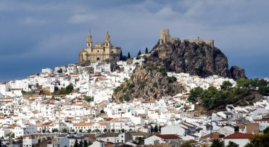 İspanya 'nın en güzel beyaz köylerinden biri olan Olvera köyü, Endülüs' ün Pueblos Blancos 'u. Kırsal bir kale ve beyazlatılmış köye bakan neoklasik bir katedral içerir..