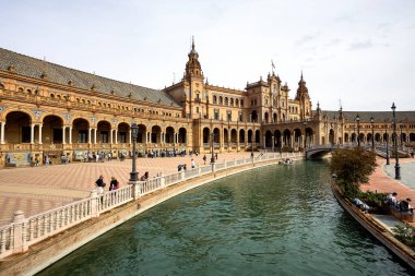 Ünlü Plaza de Espana. İspanya 'nın eski ama görkemli Sevilla meydanı. Eşsiz bozkır mimarisi. 1929 'da yapılmış, toplam 50.000 metrekarelik bir alanı olan kocaman bir yarım daire.
