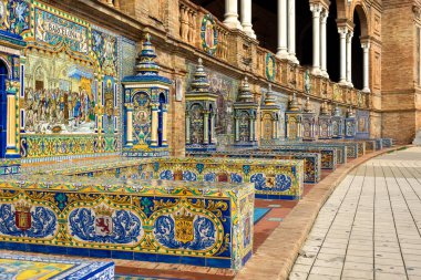 Ünlü Plaza de Espana. İspanya 'nın eski ama görkemli Sevilla meydanı. Eşsiz bozkır mimarisi. Ünlü eski seramik dekorasyon.