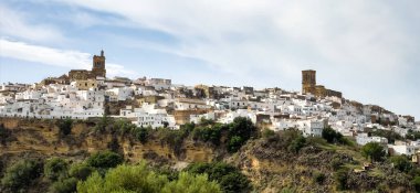 Arcos de la Frontera, İspanya 'nın Endülüs eyaletinde Guadalete nehri kıyısında bir kayanın üzerine inşa edilmiş beyaz bir kasaba.