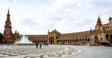 Ünlü Plaza de Espana. İspanya 'nın eski ama görkemli Sevilla meydanı. Eşsiz bozkır mimarisi. 1929 'da yapılmış, toplam 50.000 metrekarelik bir alanı olan kocaman bir yarım daire.