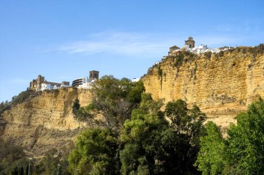 Arcos de la Frontera, İspanya 'nın Endülüs eyaletinde Guadalete nehri kıyısında bir kayanın üzerine inşa edilmiş beyaz bir kasaba.