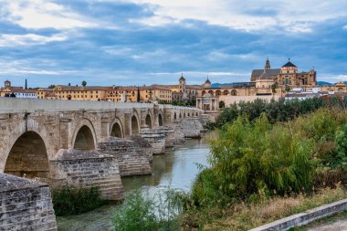 Cordoba, İspanya - 30 Ekim 2019: Mezquita-Katedral ve Puente Romano - Cami-Katedral ve Endülüs, İspanya 'daki Roma Köprüsü