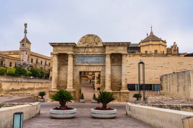 Cordoba, İspanya - 31 Ekim 2019: Puerta del Puente Kapısı, Cordoba, Endülüs, İspanya 'daki Zafer ve Katedral Camii