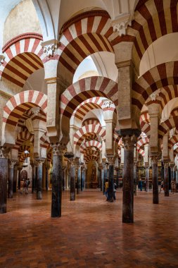 Cordoba, İspanya - 31 Ekim 2019: Mezquita Katedrali içindeki Fas mimarisi veya Cordoba, Endülüs, İspanya 'daki Büyük Cami