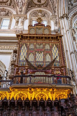 Cordoba, İspanya - 31 Ekim 2019: Cordoba Mezquita Katedrali 'nde Pedro Duque Cornejo' nun muhteşem korosu. Endülüs, İspanya