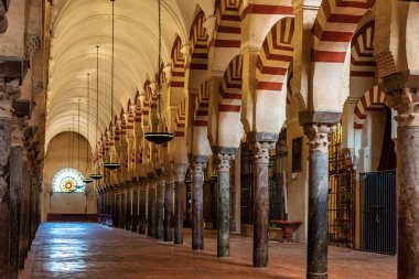 Cordoba, İspanya - 31 Ekim 2019: Mezquita Katedrali içindeki Fas mimarisi veya Cordoba, Endülüs, İspanya 'daki Büyük Cami