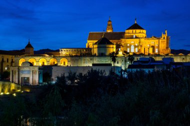 Cordoba, İspanya - 31 Ekim 2019: Mezquita-Katedral ve Puente Romano - Cami-Katedral ve gece İspanya 'nın Endülüs kentindeki Roma Köprüsü