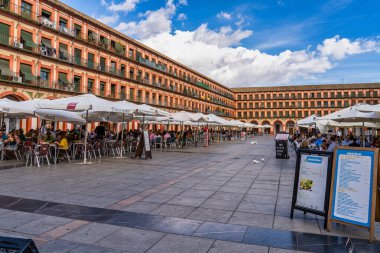 Cordoba, İspanya - 01 Kasım 2019: Corredera Meydanı, Plaza de la Corredera, İspanya. Plaza de la Corredera, Endülüs 'ün en büyük meydanlarından biridir..