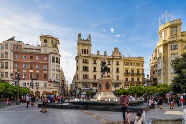 Cordoba, İspanya - 31 Ekim 2019: Cordoba, Endülüs şehir merkezindeki ana Tendillas Meydanı, Plaza de las Tendillas, İspanya